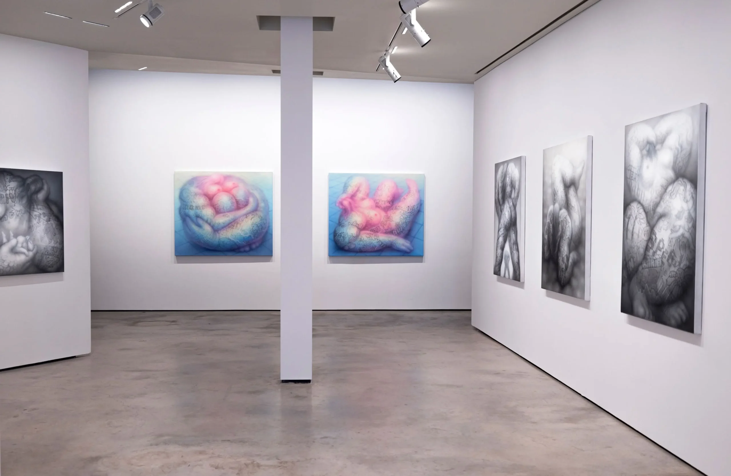 Wystawa sześciu wielkoformatowych obrazów przedstawiających biomorficzne, splecione formy w jasnej, nowoczesnej sali galeryjnej.